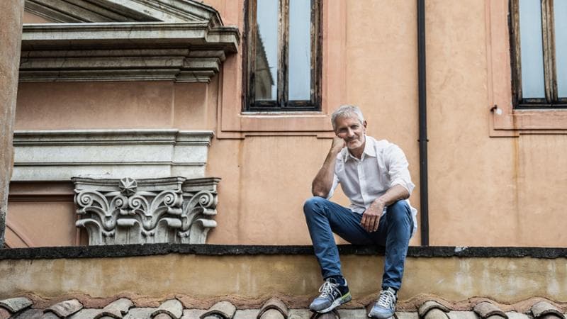 Gianrico Carofiglio ritratto sulla terrazza della sua casa