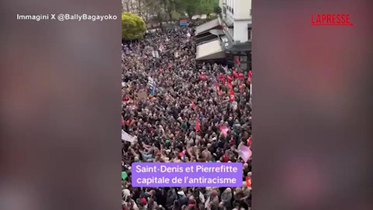 Attacchi razzisti al sindaco di Saint-Denis, migliaia in piazza gridano: "Siamo tutti antifascisti"
