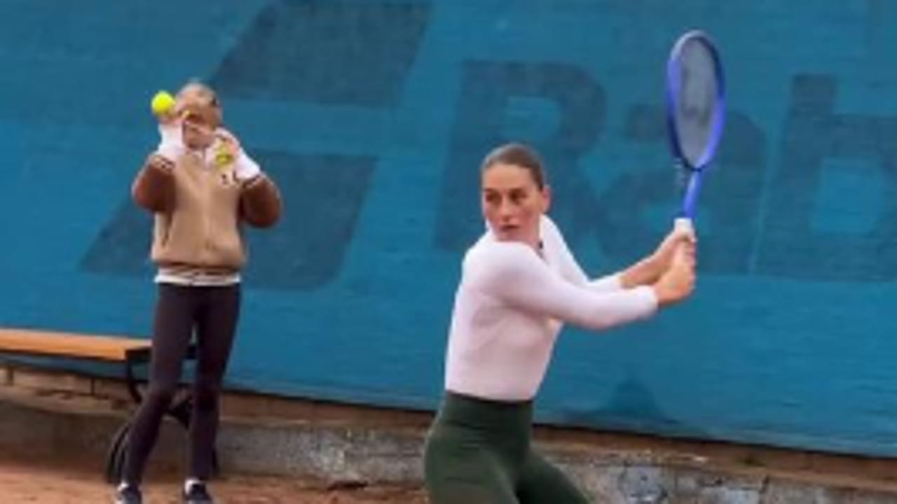 Kiev, la tennista Marta Kostyuk si allena per la nuova stagione mentre suonano le sirene antiaeree