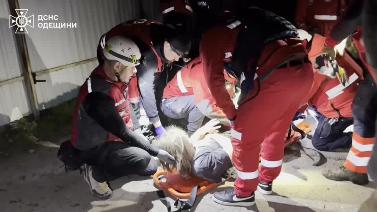 Attacco a Odessa, droni russi sulla la città: tra le macerie alla ricerca di sopravvissuti