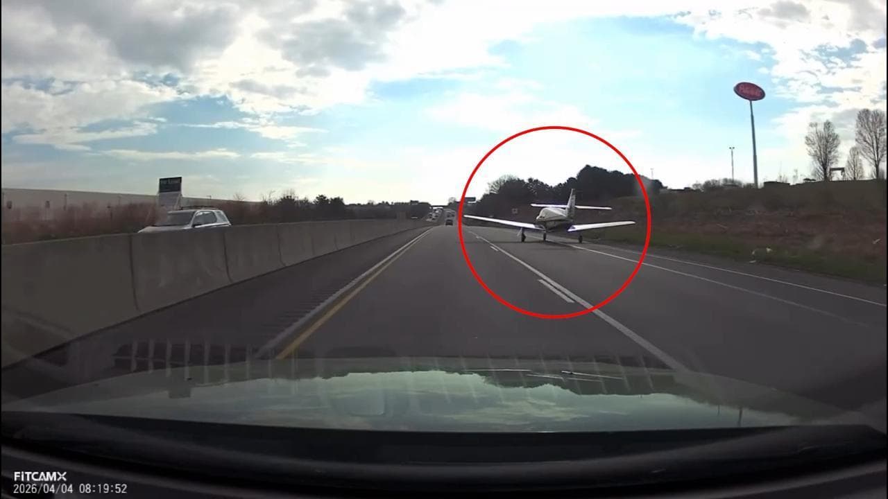 Aereo atterra in autostrada e avanza tra le auto: la scena surreale ripresa in diretta