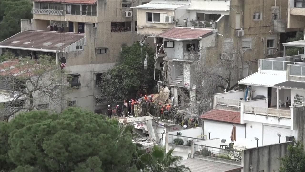 Israele, missile iraniano colpisce Haifa: 4 morti. I soccorritori scavano tra le macerie