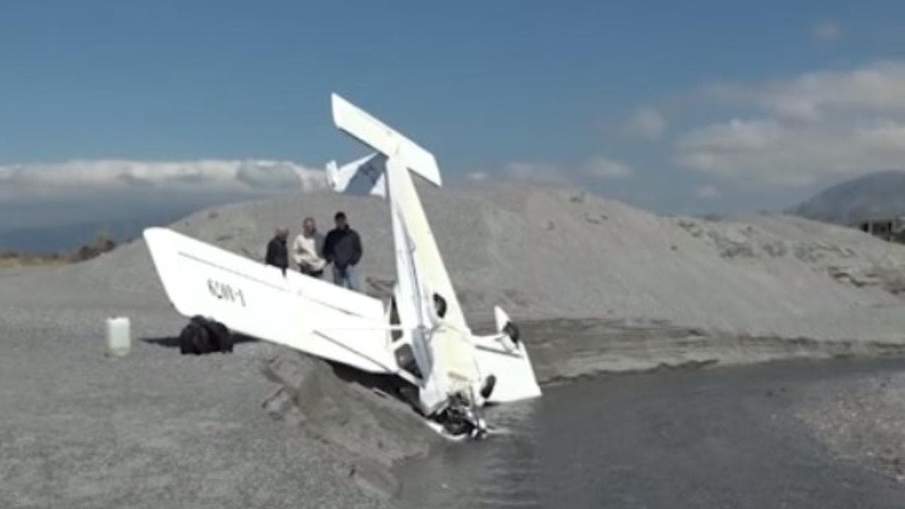 Cosenza, ultraleggero precipita sulla spiaggia: illesi. Il pilota: "L'esperienza non basta"