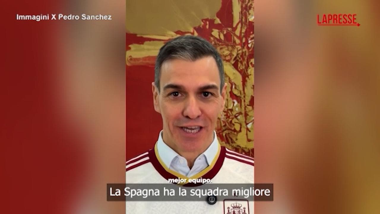 Spagna, Sánchez con maglia della Nazionale annuncia record di occupati: "Stiamo facendo la storia"