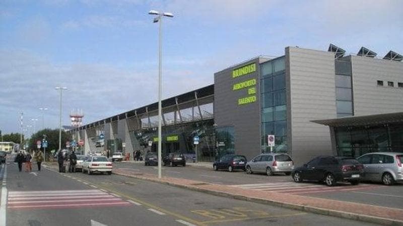 Aeroporto senza cherosene, l’alert a Brindisi. Limitazioni a Reggio Calabria e Pescara
