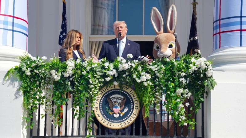 Washington, 6 aprile: Donald Trump con la moglie Melania e il coniglio pasquale alla Casa Bianca
