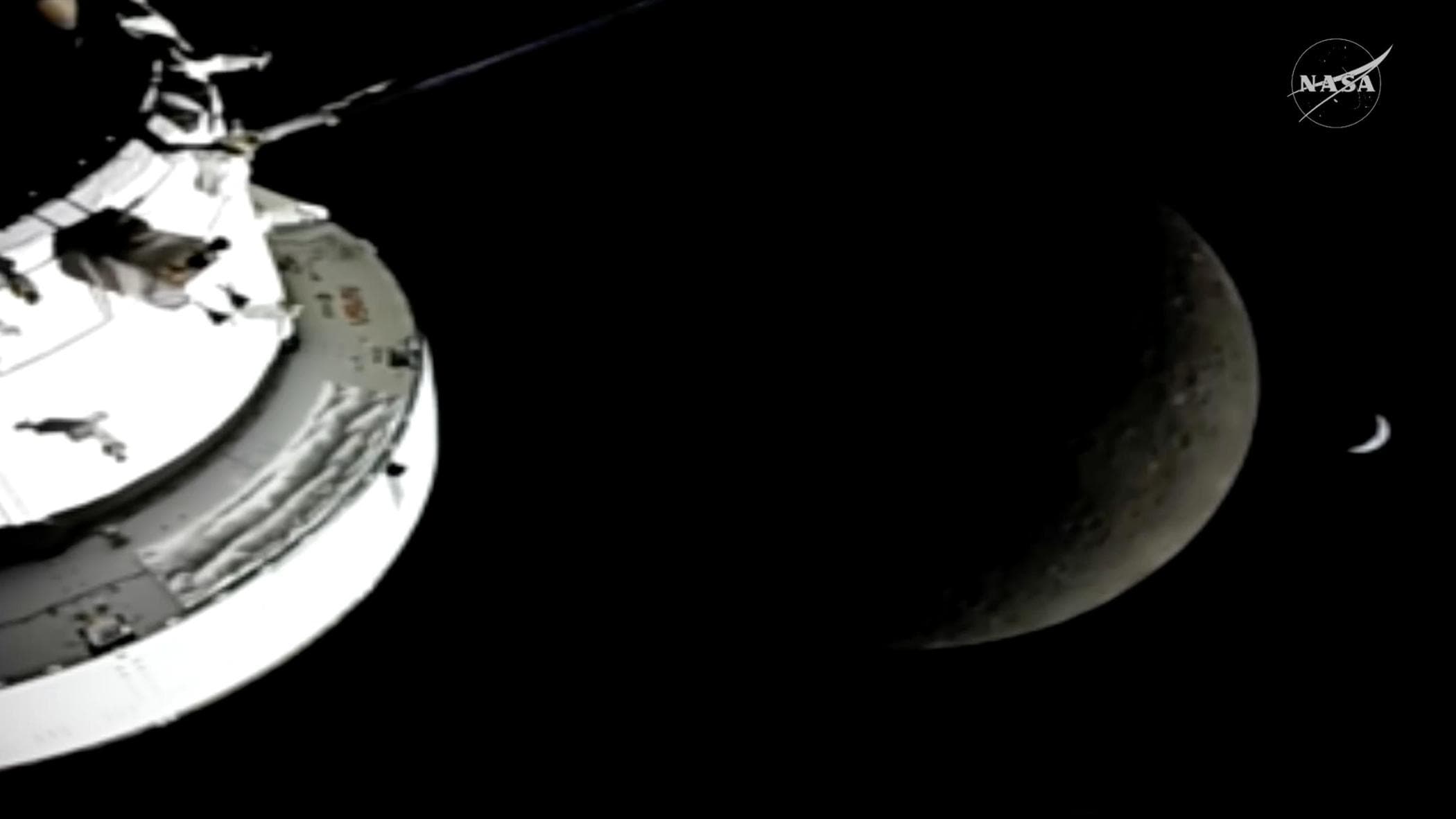 La Luna e la falce di Terra allineate insieme. La foto scattata da Artemis nella missione da record