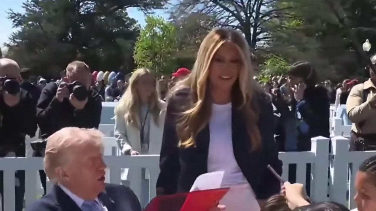 Casa Bianca, un bimbo non riconosce Melania: "Chi è quella?". Trump: "È una star di Hollywood"