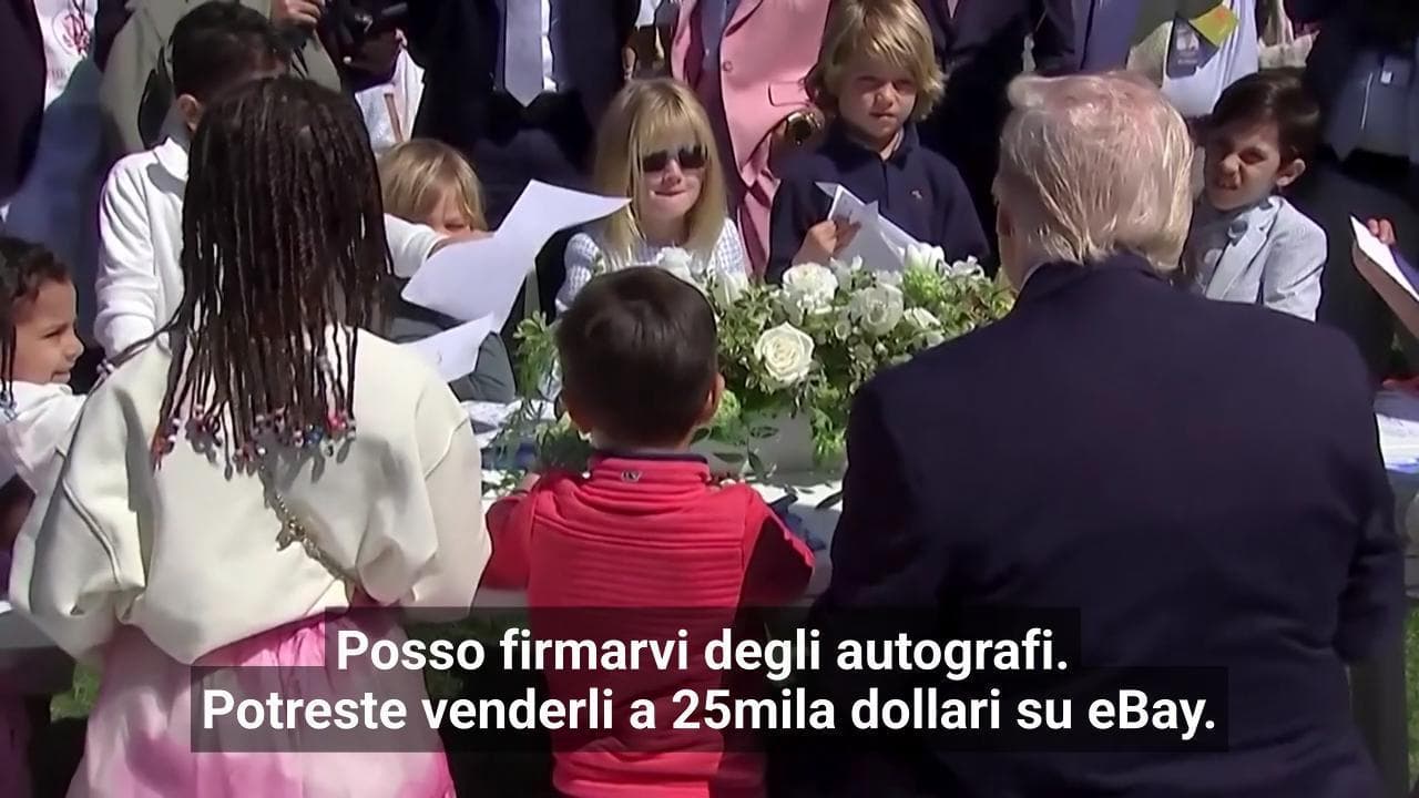 Casa Bianca, Trump ai bambini: "Posso firmarvi autografi, rivendeteli a 25mila dollari su eBay"