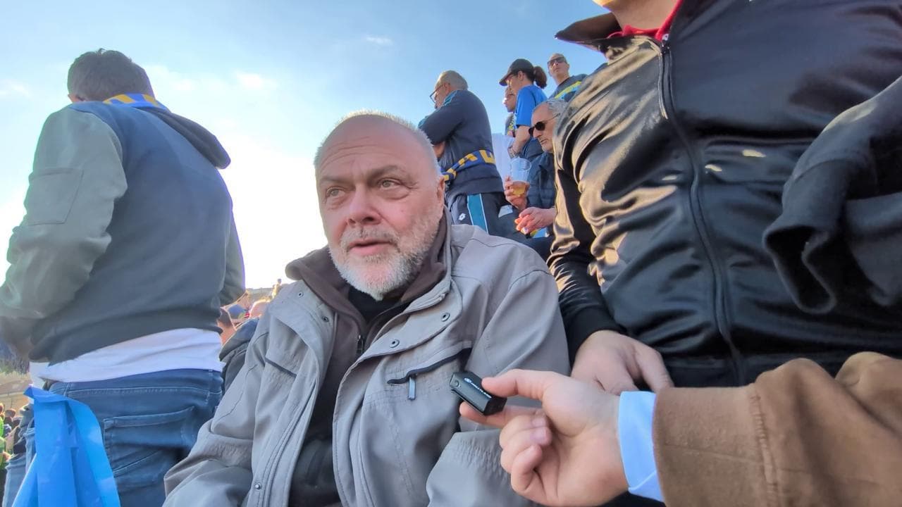 "Io tifo in curva, qui sono a mio agio". Il vescovo di Massa al derby Carrarese-Spezia