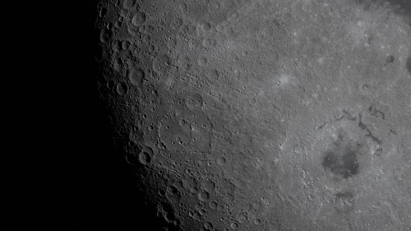 La macchia scura a destra è il cratere chiamato Mare Orientale