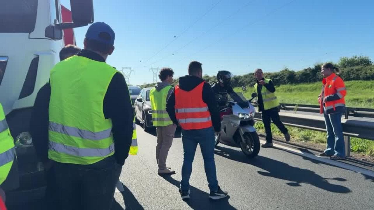 Caro-benzina, autisti e camionisti bloccano autostrada in Francia: "Temiamo ondata di licenziamenti"