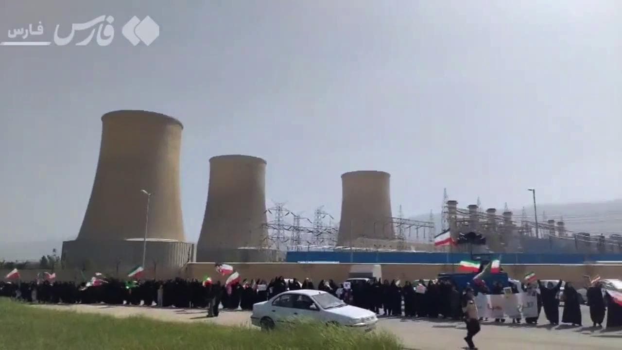 Iran, le catene umane sui ponti e nelle centrali nucleari contro l'ultimatum di Trump