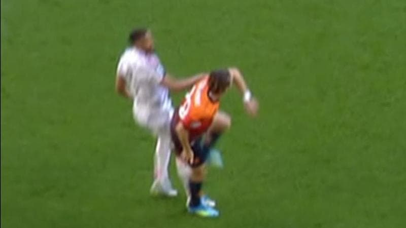 Juve-Genoa, Bremer toglie la scarpa a Colombo ma per gli arbitri il gol del brasiliano è regolare