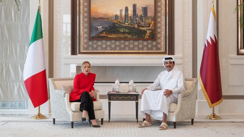 Doha, 4 aprile: la premier Giorgia Meloni con l'emiro del Qatar Al-Thani