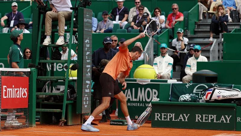 Medvedev spacca la racchetta per la rabbia