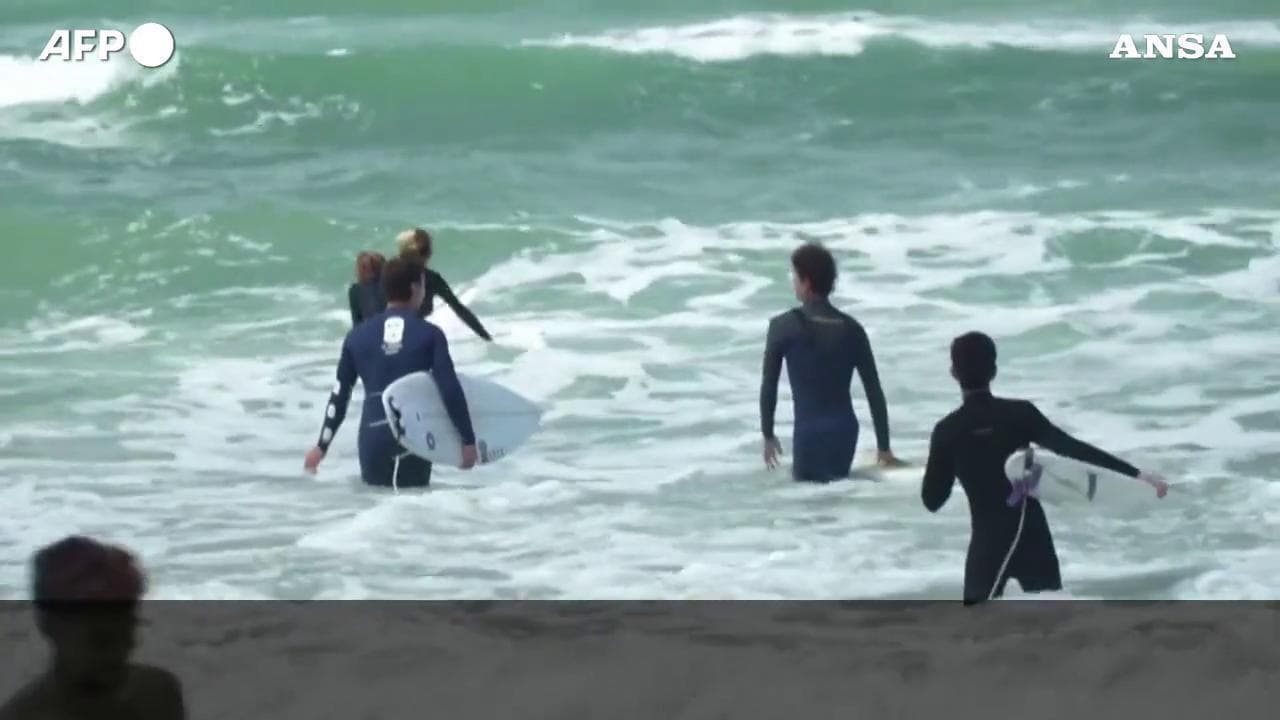 La sfida dei surfisti israeliani tra sirene e allarmi antibomba: "Il mare è la nostra vita"