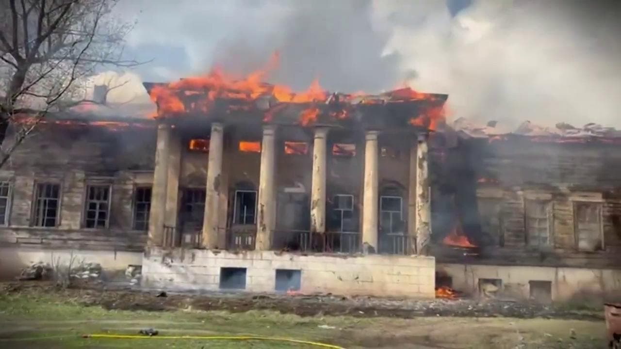 Ucraina, la guerra brucia la storia: drone russo incenerisce una tenuta ottocentesca vicina al confine