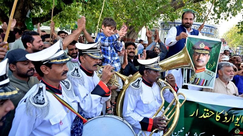 Lahore (Pakistan), 8 aprile: in piazza per celebrare la tregua in Iran con ritratti di Asim Munir