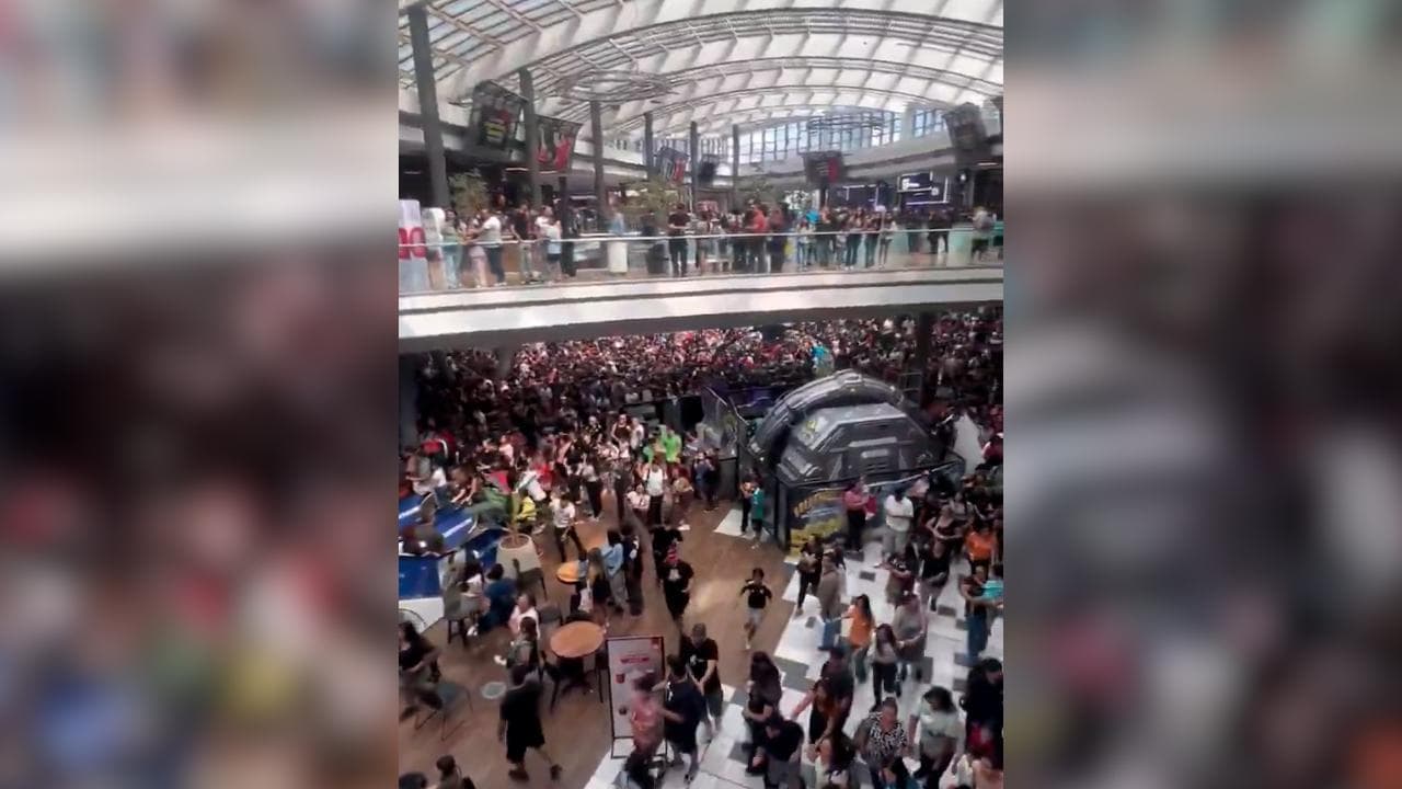 Cile, al centro commerciale "piovono" soldi: ressa e feriti per la bravata degli influencer