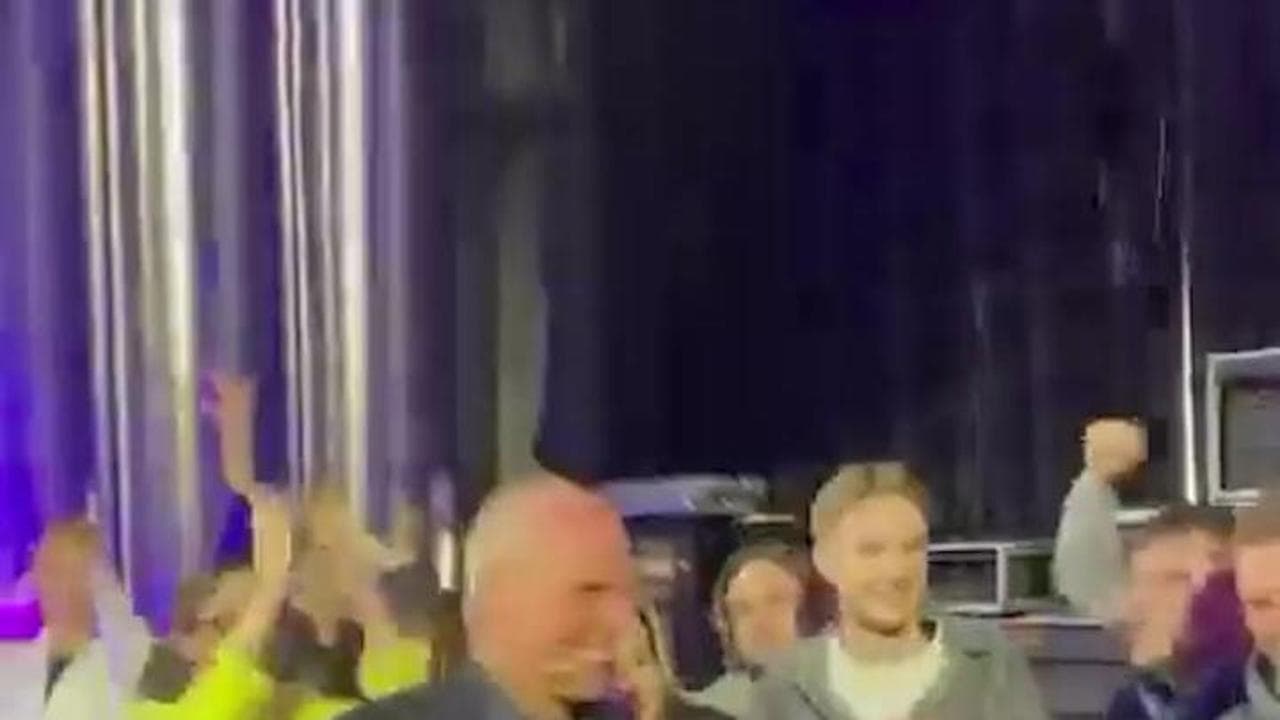 Mosca, l'ex ministro Varoufakis balla sulle note di "Kis-kis Fakis": brano virale ispirato da lui