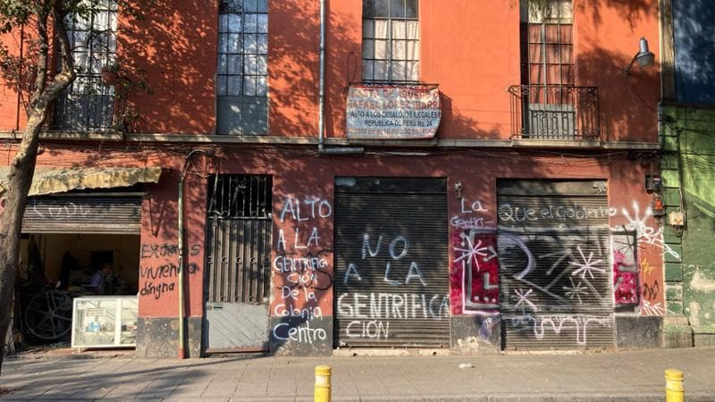 La zona di Città del Messico immortalata nel film Roma di Alfonso Cuarón è diventata talmente famosa da far infuriare la gente del quartiere, che non ne vuole più sapere dell’assedio dei turisti (Fabio Bozzato)