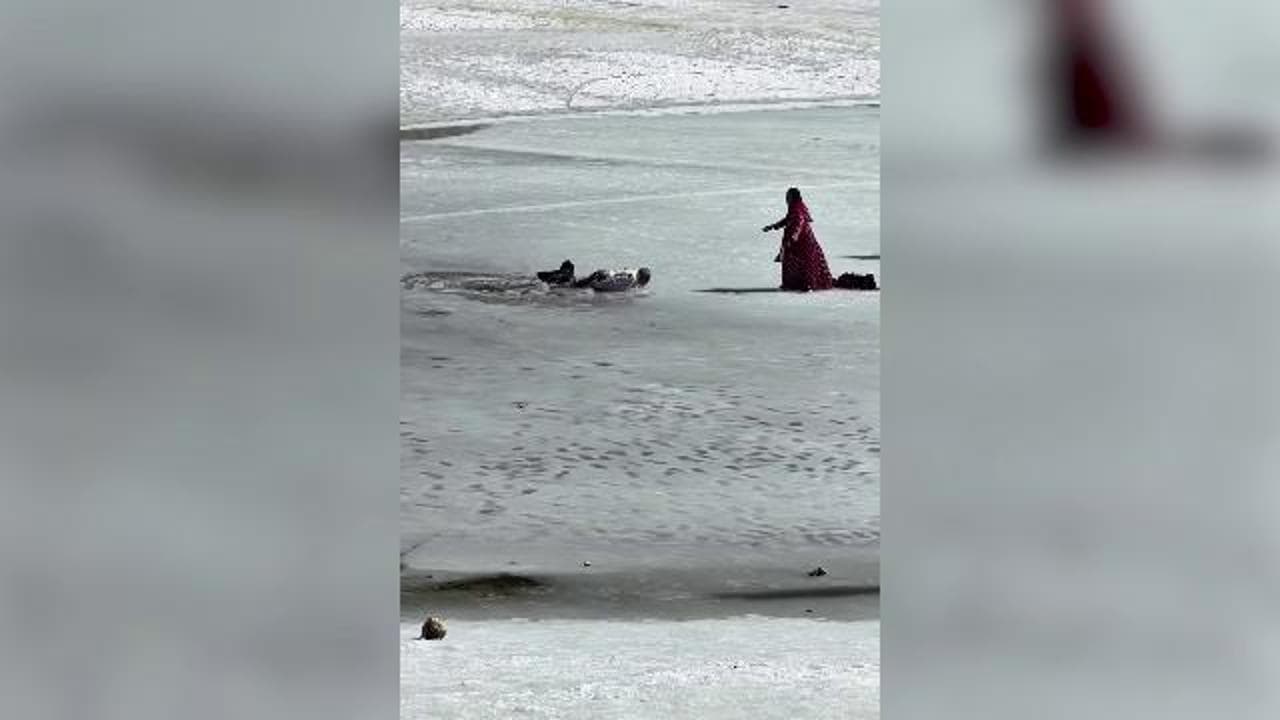 Cede il lago di Braies ghiacciato e 5 turisti finiscono in acqua: salvati dal soccorso alpino