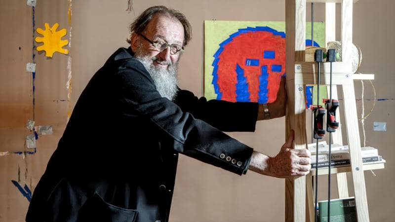 Michele De Lucchi, classe 1951, nella sua casa-studio-laboratorio di Angera, Varese (Nicola Marfisi/Agf)