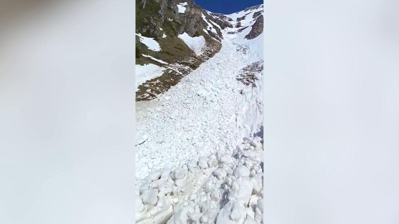 Abruzzo, valanga sul Gran Sasso: soccorritori impegnati nelle verifiche su sciatori fuori pista