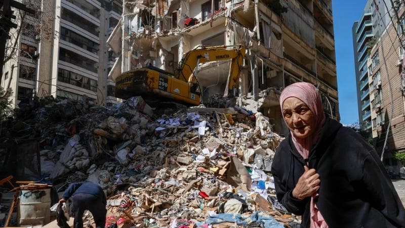Beirut (Libano), 9 aprile: una donna tra le macerie degli edifici distrutti dai raid israeliani