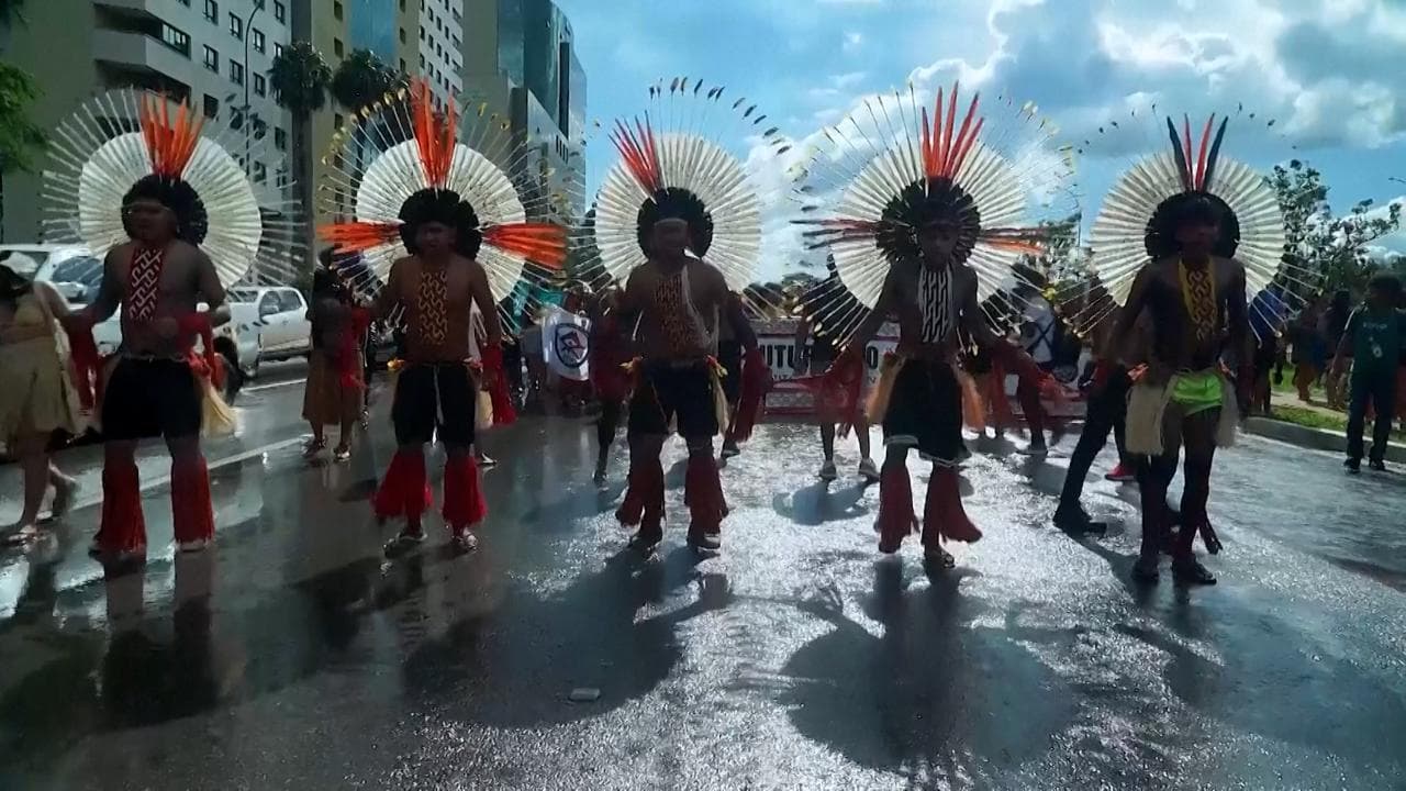 Brasile, la marcia degli indigeni: "Proteggete le nostre terre, siamo i guardiani del pianeta"