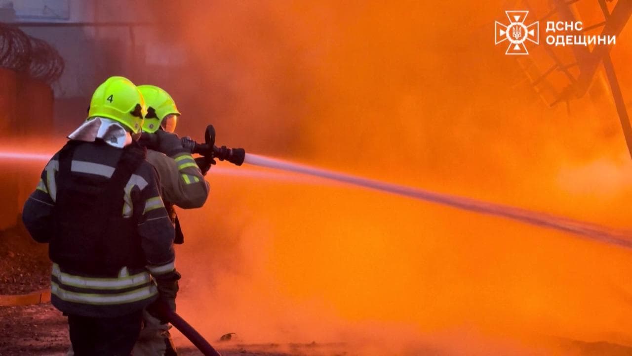 Drone russo colpisce Odessa: le squadre dei vigili del fuoco in azione per domare l'incendio