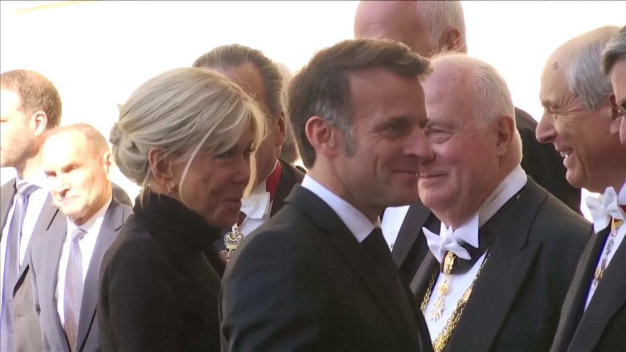 L'arrivo di Macron in Vaticano per l'udienza con Papa Leone