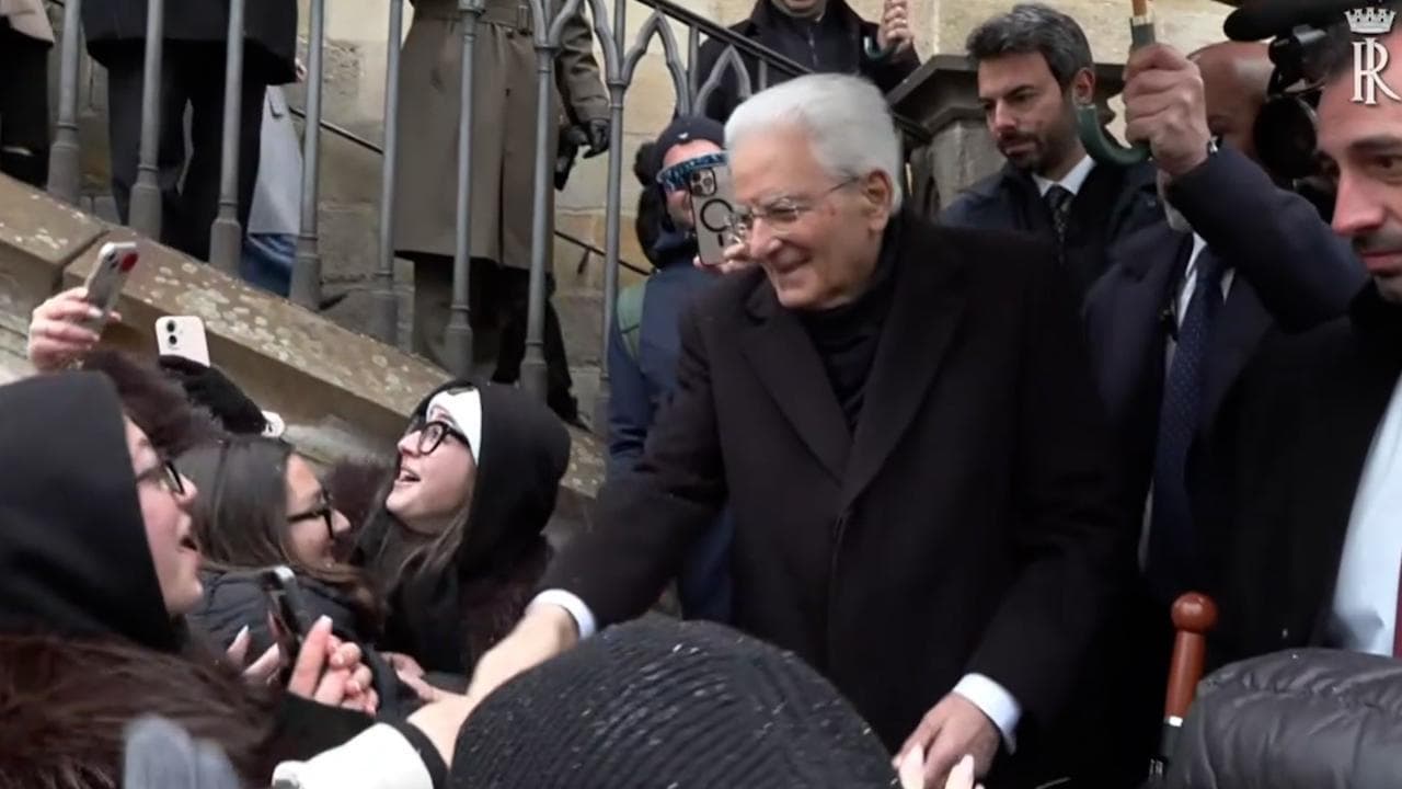 Praga, passeggiata sotto la neve per Mattarella: studenti italiani cantano l'inno per il presidente
