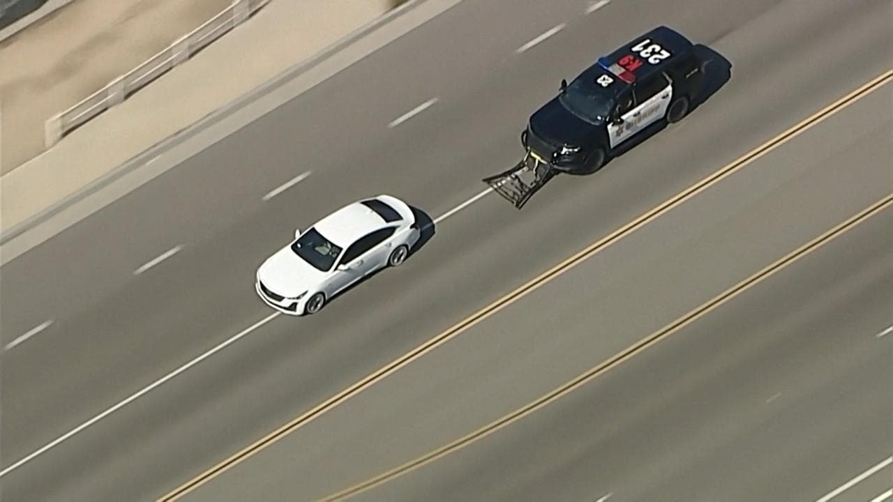 California, la polizia tenta di fermare un'auto in fuga con il "grappler": il veicolo si schianta