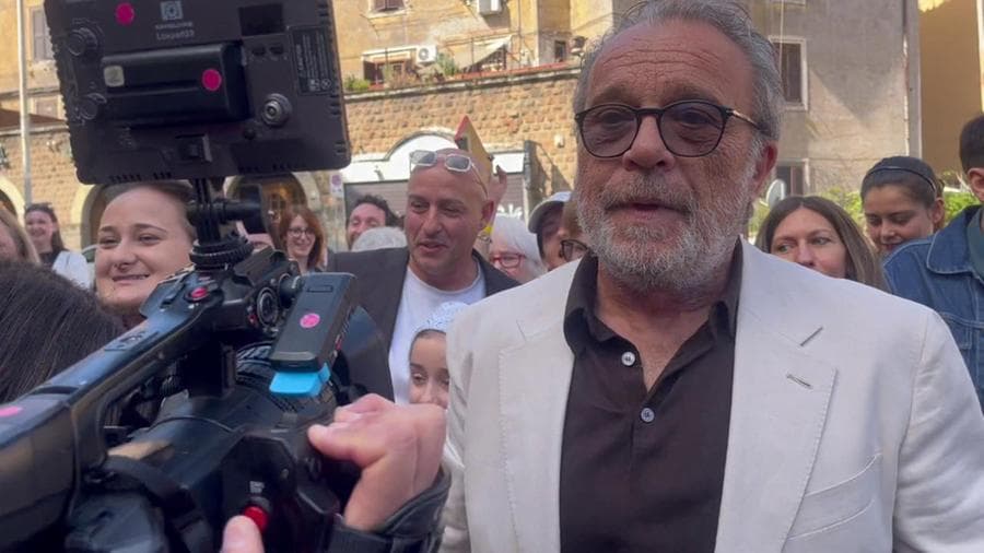 Il grande ritorno de "I Cesaroni", alla Garbatella bagno di folla per Claudio Amendola e il cast