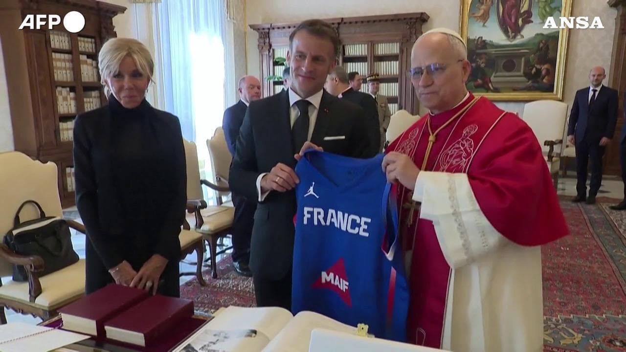 Regalo a sorpresa per il Papa: Macron regala a Leone la maglia autografata della nazionale di basket