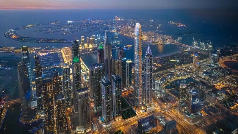Un rendering che mostra il futuro grattacielo di Six Senses, attualmente in costruzione, svettare tra gli altri palazzi della Marina di Dubai