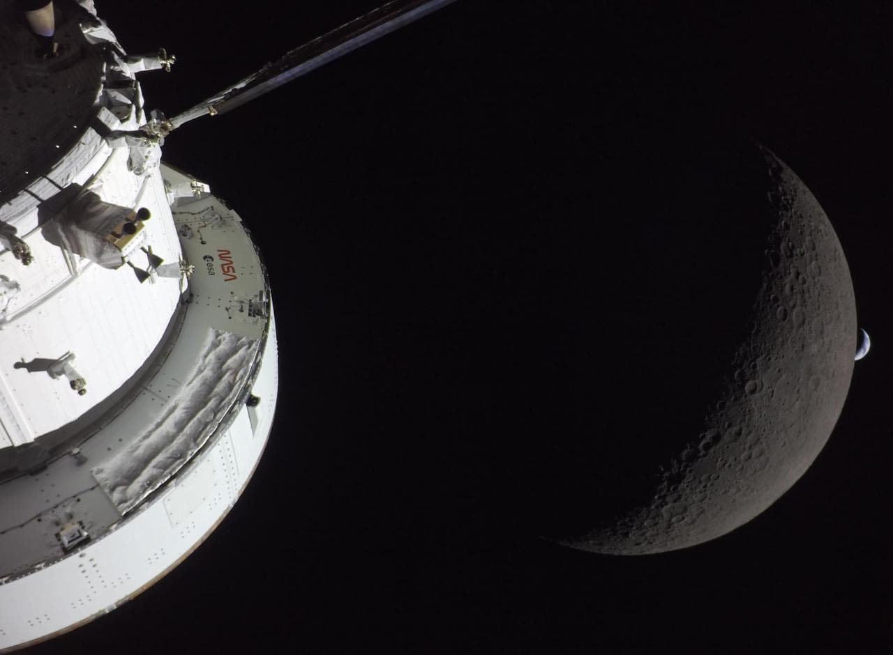 Orion, la Luna e la Terra in lontananza