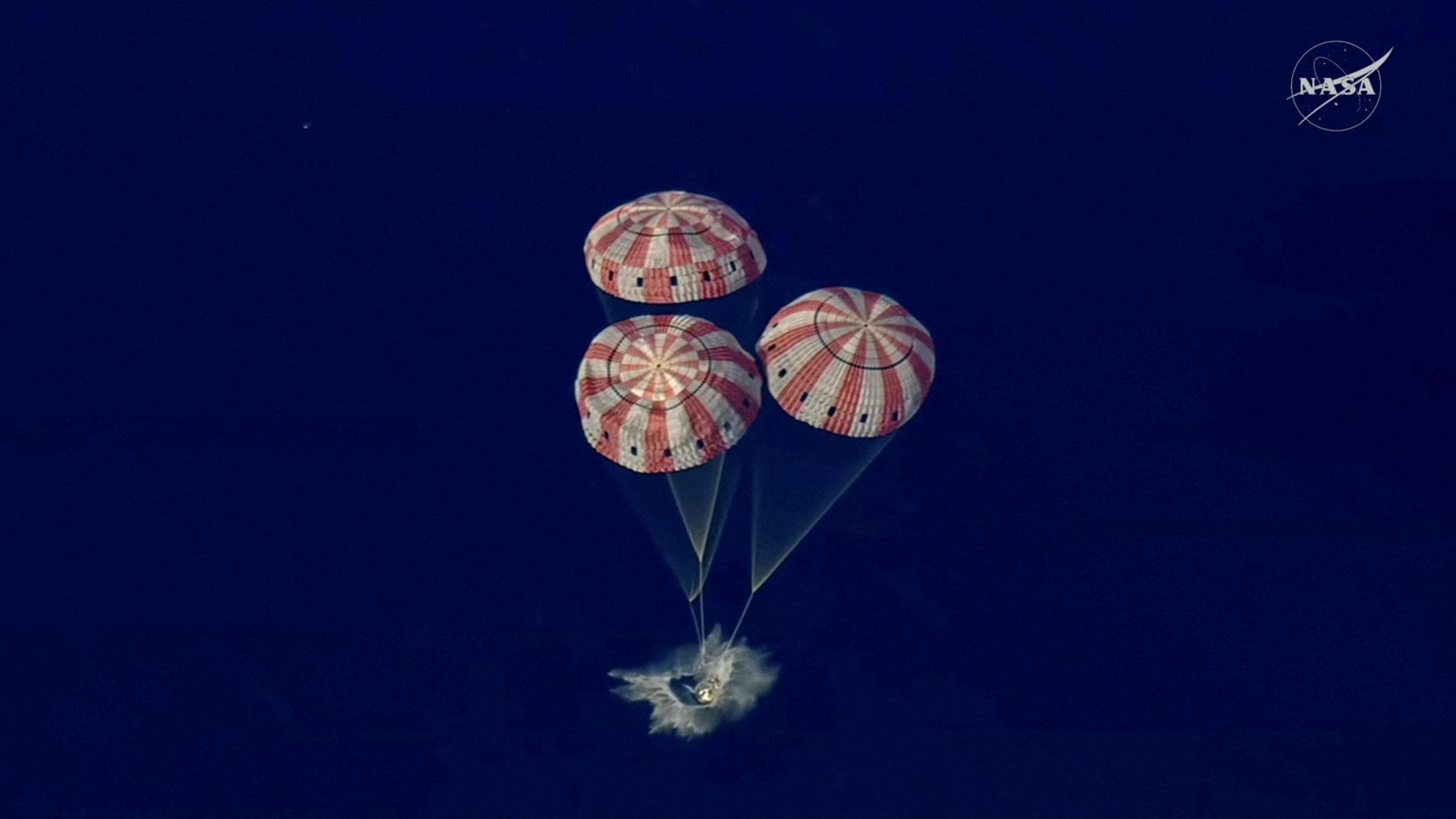 Artemis, il ritorno dalla Luna. Gli astronauti di nuovo a Terra. Superato il rientro a 2.700 gradi