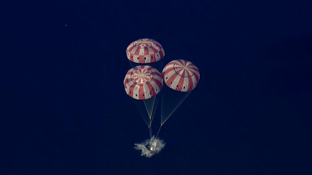 Artemis II, missione compiuta: il momento dell'ammaraggio della capsula Orion