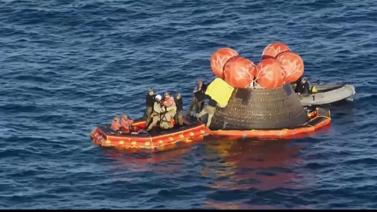 Artemis II, gli astronauti escono dalla capsula: il recupero con i gommoni