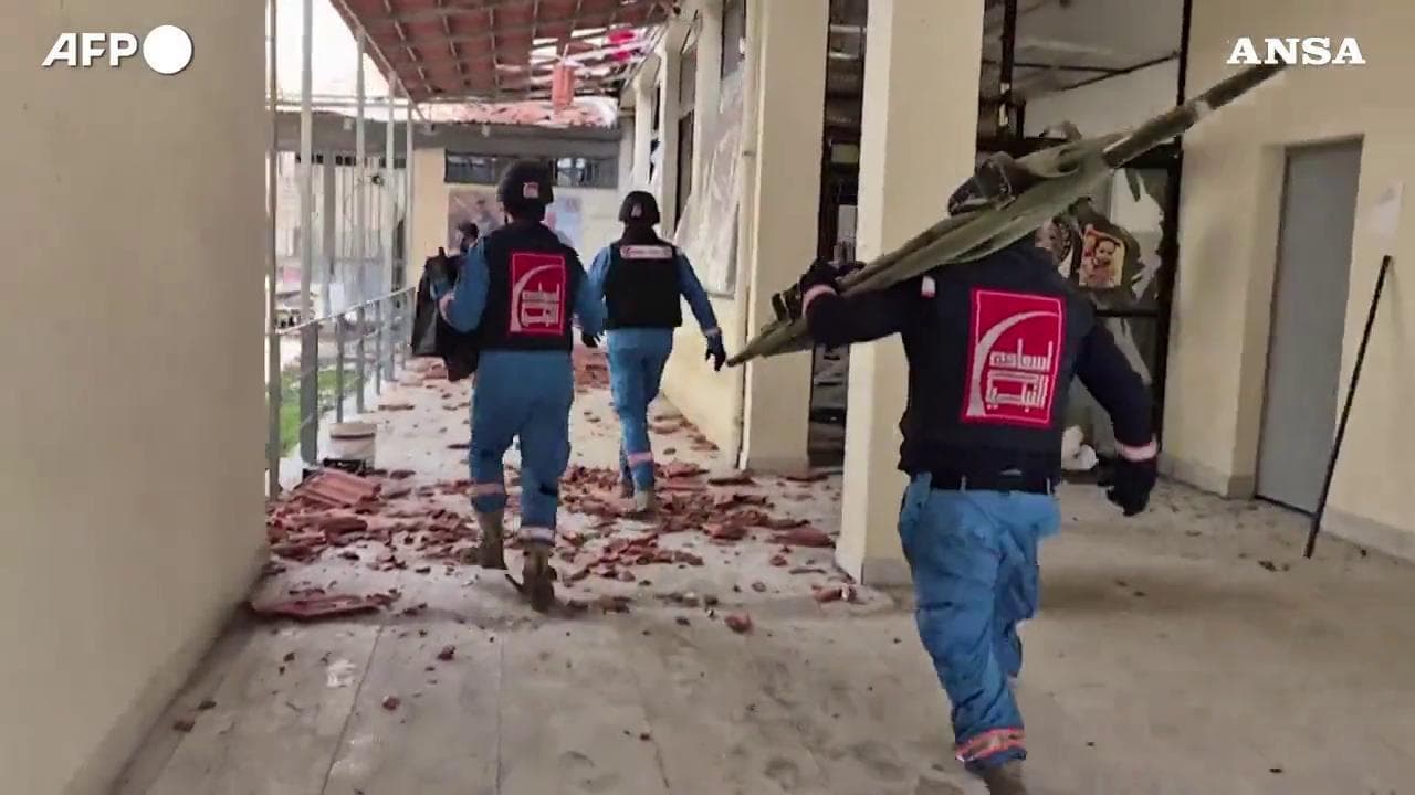 Nuovi raid israeliani in Libano: i soccorsi tra le macerie dei palazzi bombardati a Nabatieh