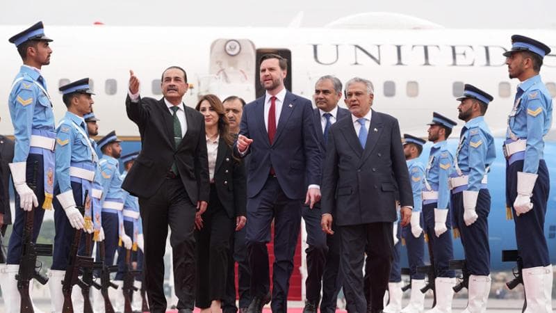 Guerra in Iran. Negoziati in corso, Trump: “Forse l’accordo o forse no. Per me non cambia nulla”. Navi Usa a Hormuz per sminarlo