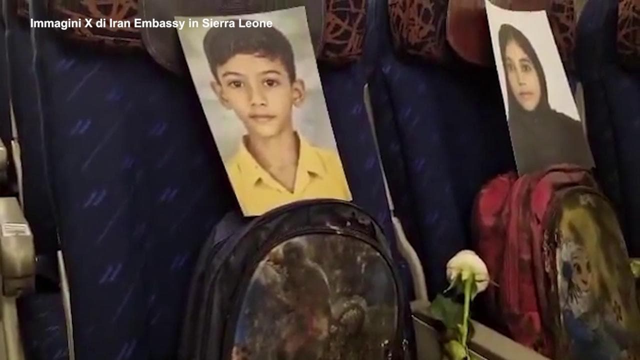 Colloqui Usa-Iran, Ghalibaf sull'aereo con le foto dei bimbi morti: "I miei compagni di volo"