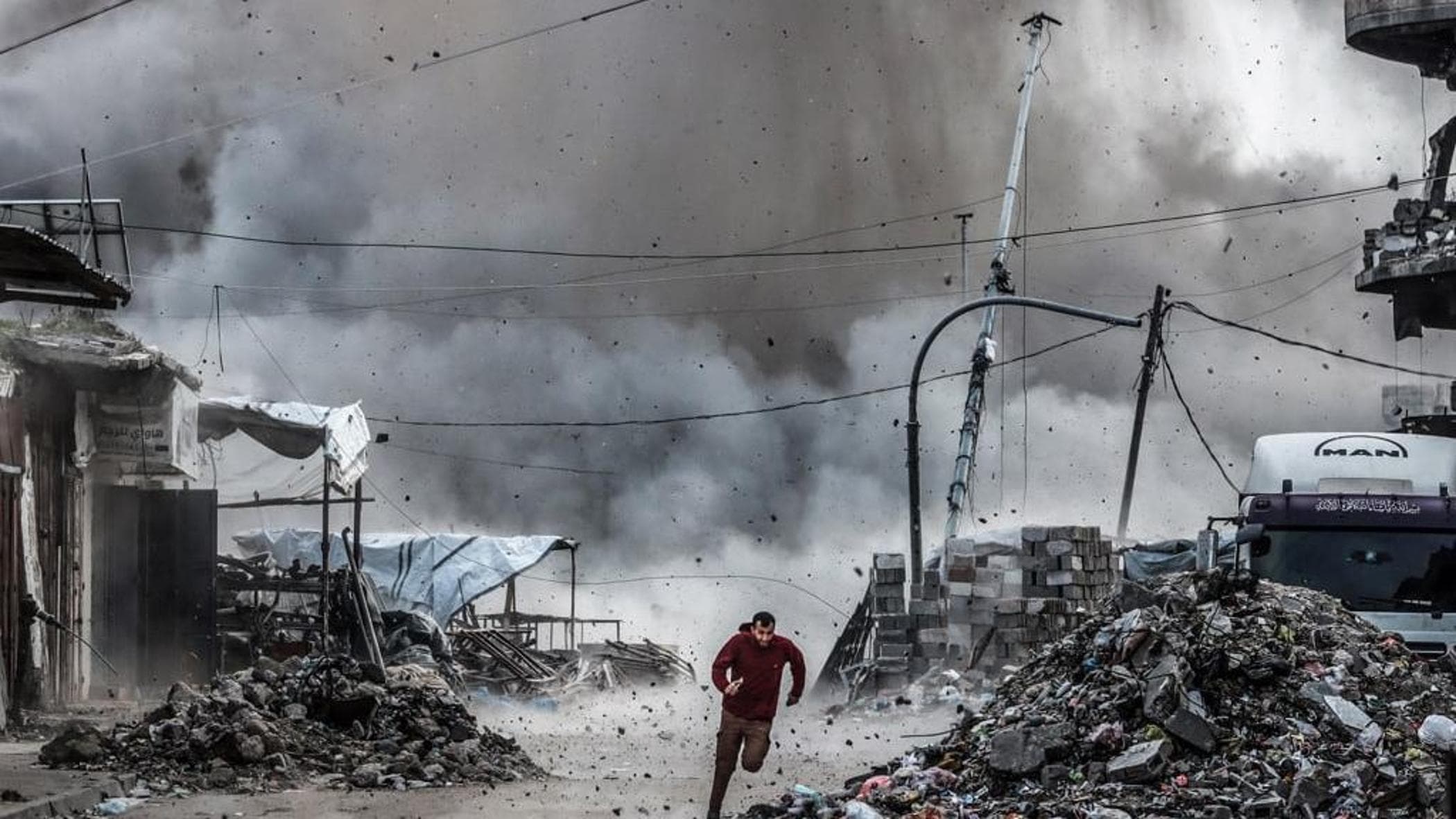 İsrail güçleriyle Filistinlileri ayıran sarı çizgi olan Gazze, denize doğru giderek daha da ilerliyor