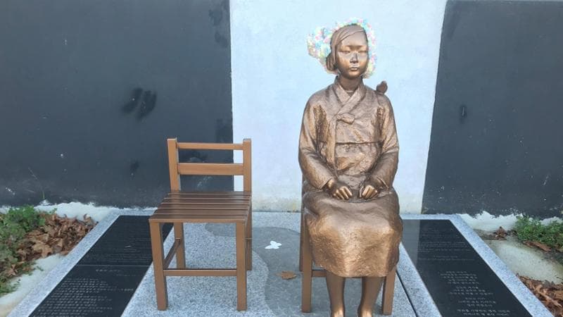 Una statua dedicata a una "donna di conforto" sudcoreana