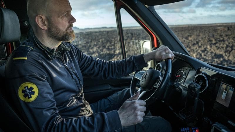 Helgi Hjorleifsson, 47 anni, nei pressi del fronte dell’eruzione del 2023, che ora è calmo. (Sergey Ponomarev/The New York Times)