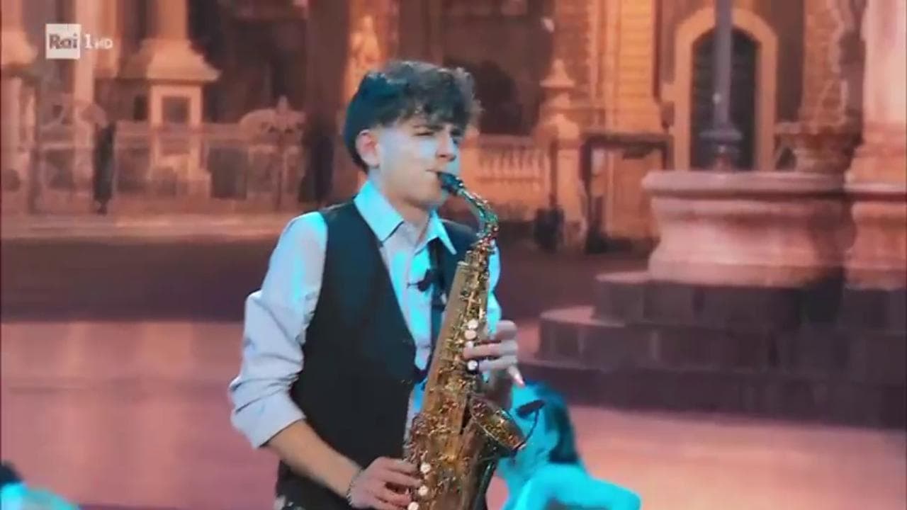 Dalla strada al palco,  Alfio Russo conquista la finale: la trascinante performance al sax