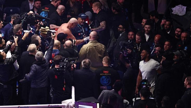 Tyson Fury è tornato. Domina Makhmudov e urla contro Joshua: “Ora voglio te” 